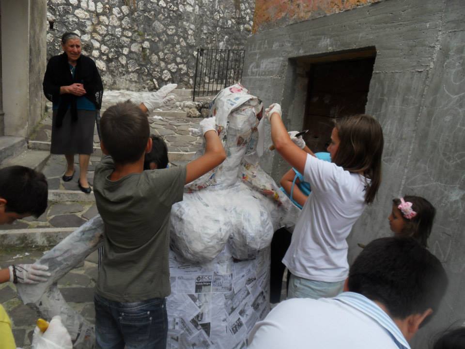 I bambini costruiscono la pupazza