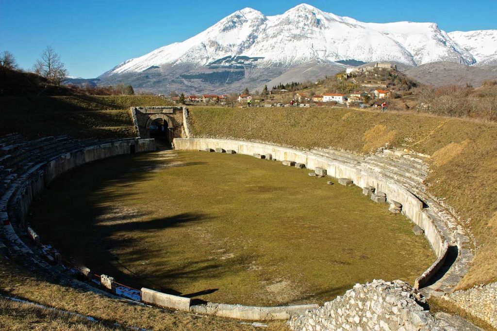 L'anfiteatro di Alba Fucens meta delle visite guidate della DMC